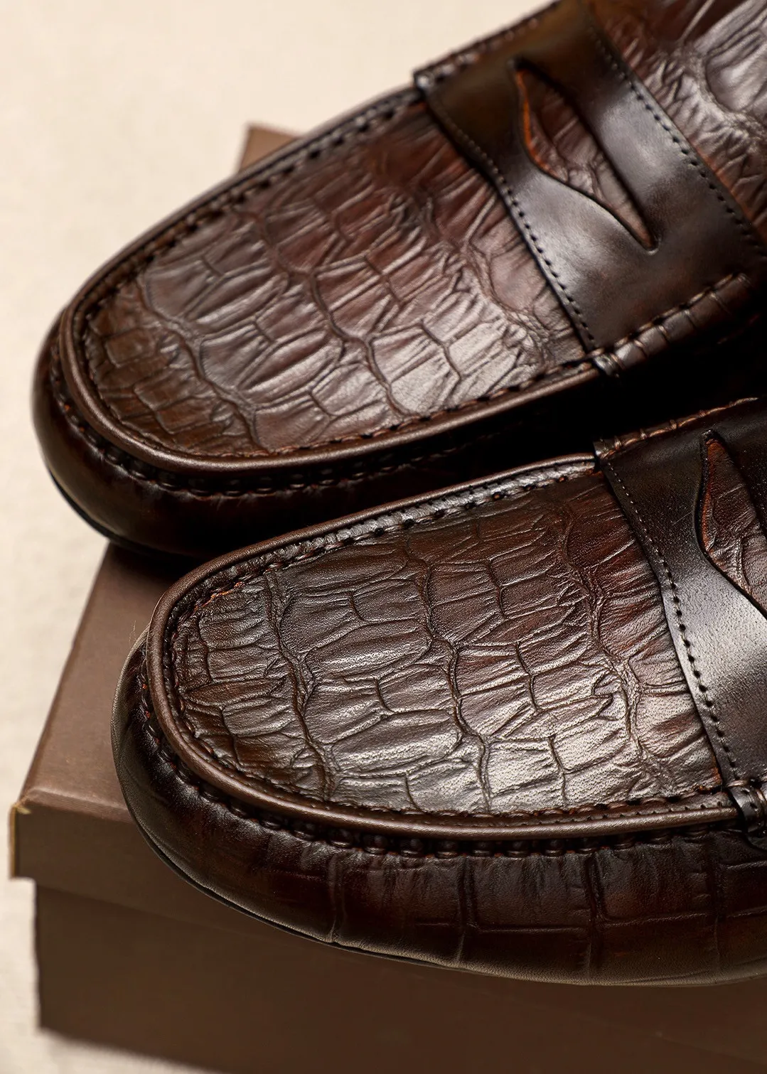 Men's Men's Shoes 💰: 420 💐BV Men's Slip-on Shoes® [BOTTEGA VENETA] Official website counter new model, one-to-one mold opening ⚠Italian calfskin embossed ➕Cow 🐂 leather lining. Driving slip-ons, available at counters, sizes 39-44 (38.45🉑️customized)